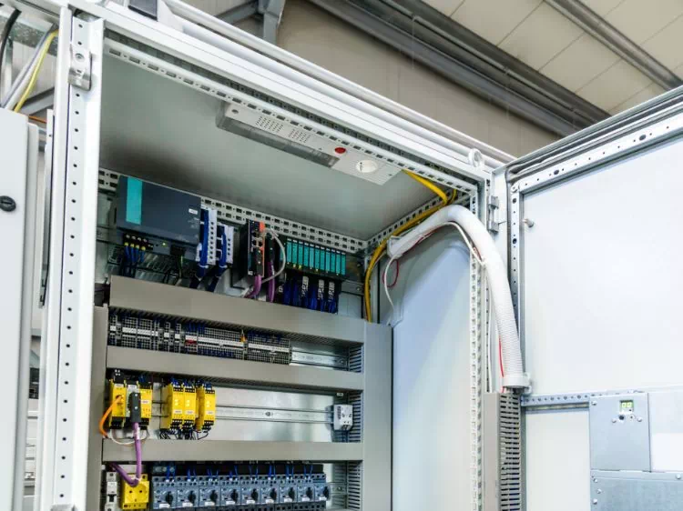 szafa z panelem do kontroli instalacji elektrycznej